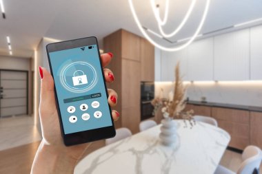 Akıllı uygulamalı cep telefonu akıllı ev otomasyonu uzaktan kumanda teknolojisi konsepti. Yüksek kalite fotoğraf