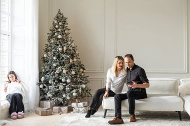 Noel 'i kutlayan aile, hediyeleri değiş tokuş eden. Yüksek kalite fotoğraf