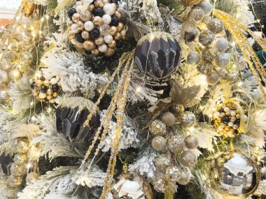 Festivallerde beyaz karlı Noel ağacını süsleme balosu ve ampulle kapatın. Yüksek kalite fotoğraf