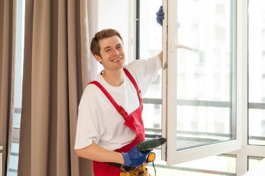 Yeni dairenin camlarını tamir eden bir tamirci