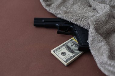 Kumaş kumaş altında Amerikan doları banknotları. Yasadışı para kavramı. Yüksek kalite fotoğraf