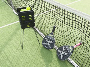 Kyiv, Ukrayna, 23 Ekim 2024 Padel Rachet Nox bir top ile bir padel sahada. Yüksek kalite fotoğraf