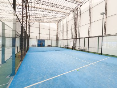 Raket tenis kortu maç için hazır. Yüksek kalite fotoğraf