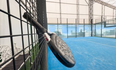 Padel tenis raketi. Kopya alanı olan bir arkaplan. Spor sahası ve toplar. Yüksek kalite fotoğraf