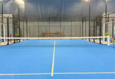 Padel kortu, çizgiler ve kapalı alan. Yüksek kalite fotoğraf