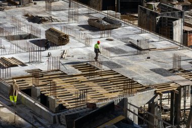 İnşaat alanı, işçiler ve vinçler. Mimarlık, İnşaat, İş Endüstrisi, Zorluk, Şehir, İnşaat, Şirket, Crane, Geliştirme, Çevre Sorunları, Gelecek, Küresel. Yüksek kalite fotoğraf