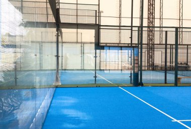  Mavi kortlu yüzgeçli tenis kortu. Yüksek kalite fotoğraf