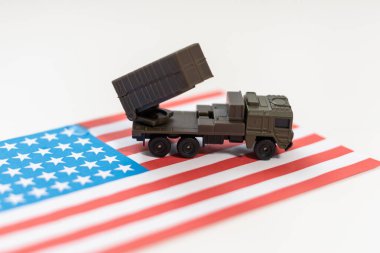 Tank ateşiyle Amerikan ateş gücü. Yüksek kalite fotoğraf