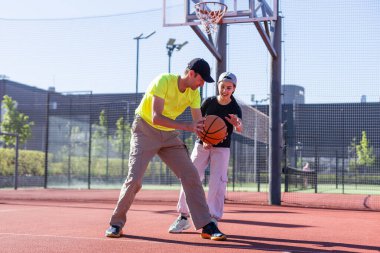 Sarayda basketbol oynayan mutlu bir baba ve genç kız. Yüksek kalite fotoğraf