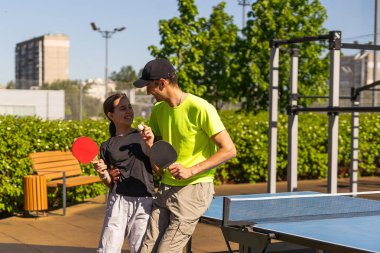 Aile evin dışında masa tenisi oynuyor. Yüksek kalite fotoğraf