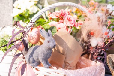 Paskalya sepetinde karanfil, buxus ve catkins çelenklerinden yapılmış yumurtalar var. - Evet. Yüksek kalite fotoğraf