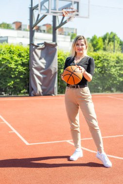 Basketbol sahasında basketbol oynayan genç bir kız, aktif bir hafta sonu. Yüksek kalite fotoğraf
