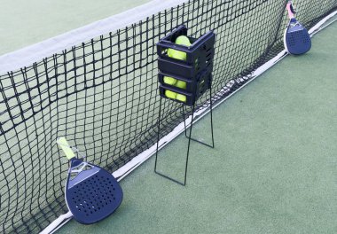 Tenis raketi ve top görüntüsü açık sahada. Yüksek kalite fotoğraf