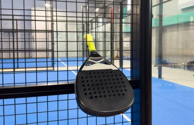 Padel tenis raketi. Kopya alanı olan bir arkaplan. Spor sahası ve toplar. Yüksek kalite fotoğraf