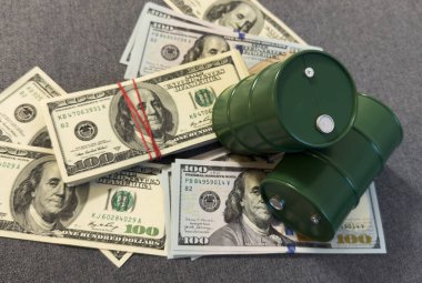 Bir varilden bir dolarlık paraya petrol döküldü. Petrol işi. Petrol ürünlerinin satışından, ithalattan kazanç. Yüksek kalite fotoğraf