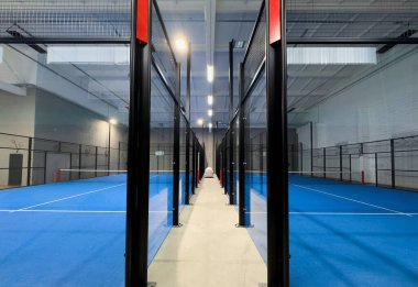  Mavi kortlu yüzgeçli tenis kortu. Yüksek kalite fotoğraf