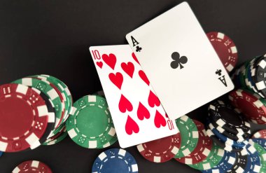 Kağıt oynayan üç as ile başarılı bir galibiyet. Poker oyunu. Yüksek kalite fotoğraf