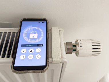 Akıllı ev kontrol konsepti. Sıcaklığı akıllı telefonla ayarlıyorum. Yüksek kalite fotoğraf