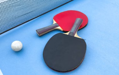 Mavi masada pinpon oynamak için tenis raketleri, masa tenisi konsepti, aktif spor. Yüksek kalite fotoğraf