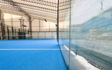  Mavi kortlu yüzgeçli tenis kortu. Yüksek kalite fotoğraf