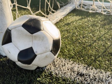 Çimlerin üzerinde sönmüş futbol topu. Futbol konsepti. Yüksek kalite fotoğraf