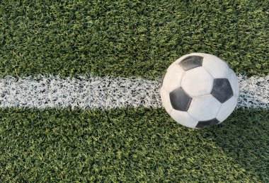 Yeşil sahada futbolun en üst görüntüsü, çimlerin üzerinde futbol topu. Yüksek kalite fotoğraf