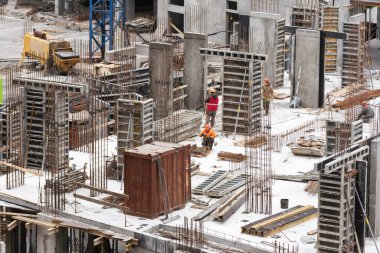 İnşaat işçileri inşaat makinesinde çalışıyor. Binalarda yükseklerde çalışan işçiler için hava platformu. - Evet. Yüksek kalite fotoğraf