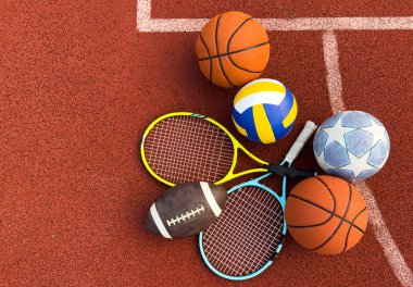 Amerikan futbolu, futbol topu, tenis raketi, tenis topu ve basketbol da dahil olmak üzere çeşitli spor malzemeleri. Yüksek kalite fotoğraf