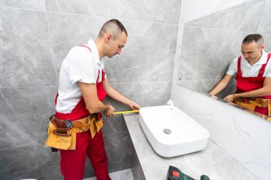 Tesisatçı servisi. Lavabo sifon tesisatının yanındaki tesisatçı portresi. Yüksek kalite fotoğraf