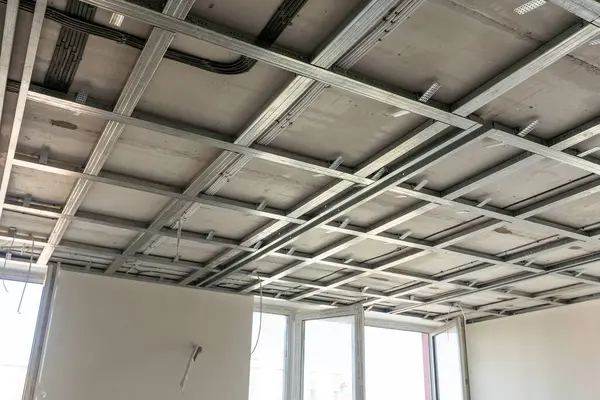 Tavanın metal iskeleti, ses yalıtımı, bir apartman dairesinin tamiri sırasında. Yüksek kalite fotoğraf