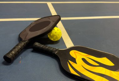 Mavi kortta bir Pickleball Raketi. Yüksek kalite fotoğraf