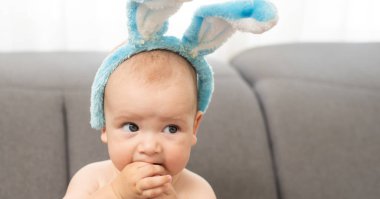 Paskalya tavşanı kulaklarında giyinmiş kadar şirin bir bebek portresi.