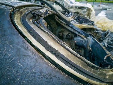 Otoparkta kırık ve yanmış arabalar, kaza ya da kasıtlı vandalizm. Yanmış araba. Bir araba kazasının sonuçları. Kundaklama yüzünden zarar görmüş. Rus birlikleri tarafından Ukrayna 'da vurulan sivil araçlar.