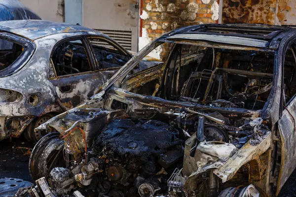 Yanmış ve terk edilmiş arabaların ön görüntüsü..