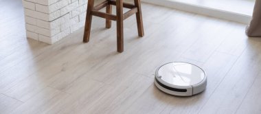 Yerde robotik süpürge var..