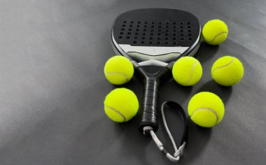 Padel tenis raketi, tenis kortu ve topları. Bir spor uygulaması ya da soical media reklamının tasarımı için yüksek kaliteli bir fotoğraf indir. Yüksek kalite fotoğraf