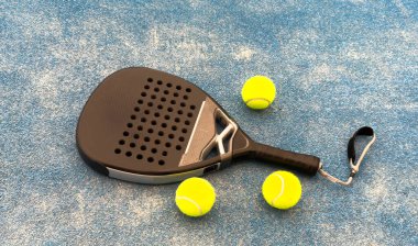 Padel tenis raketi. Kopya alanı olan bir arkaplan. Spor sahası ve toplar. Yüksek kalite fotoğraf