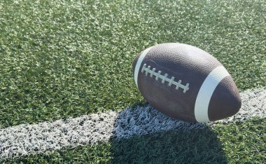 Pro American Football on the Field Close Up with Yard Çizgileri Ötesinde. Yüksek kalite fotoğraf