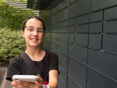 Kız akıllı telefonuyla posta kutusunu açıyor. Yüksek kalite fotoğraf