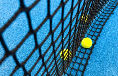  Toplar mavi bir raket tenis kortunun yanında, spor sahalarında. Yüksek kalite fotoğraf