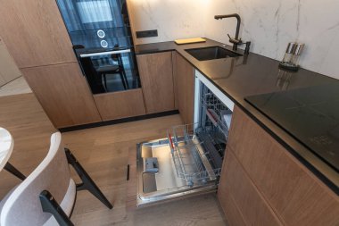 Elektrikli aletlerle yapılmış modern lüks mutfak tezgahı. Yüksek kalite fotoğraf