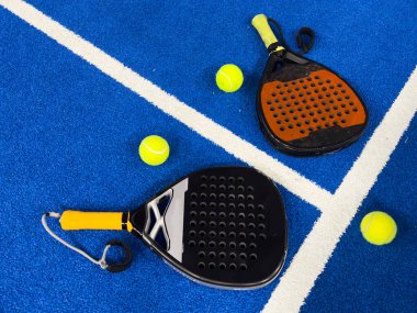  Padel raket ve sarı toplar kalenin yakınına kondu. Yüksek kalite fotoğraf