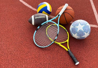 Amerikan futbolu, futbol topu, tenis raketi, tenis topu ve basketbol da dahil olmak üzere çeşitli spor malzemeleri. Yüksek kalite fotoğraf