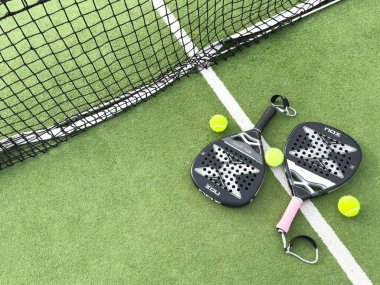 Kyiv, Ukrayna, 23 Ekim 2024 Padel Rachet Nox bir top ile bir padel sahada. Yüksek kalite fotoğraf