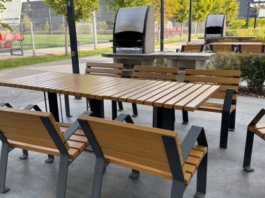 İçinde doğal malzemelerden yapılmış geniş bir barbekü alanı. Çatılı bir yapının altında, masa ve sandalyeli bir teras. - Evet. Yüksek kalite fotoğraf