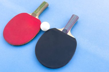 Mavi masada pinpon oynamak için tenis raketleri, masa tenisi konsepti, aktif spor. Yüksek kalite fotoğraf