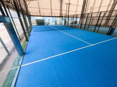  Mavi kortlu yüzgeçli tenis kortu. Yüksek kalite fotoğraf