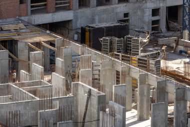 Bodrum merdivenlerinin betonlaşması sırasında inşaat alanının en üst görüntüsü. Yüksek kalite fotoğraf