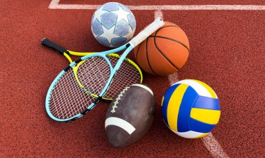 Spor sahasında spor ekipmanları grubu. Yüksek kalite fotoğraf