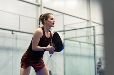 Padel tenis oynarken gülümseyen güzel beyaz kadın. Yüksek kalite fotoğraf